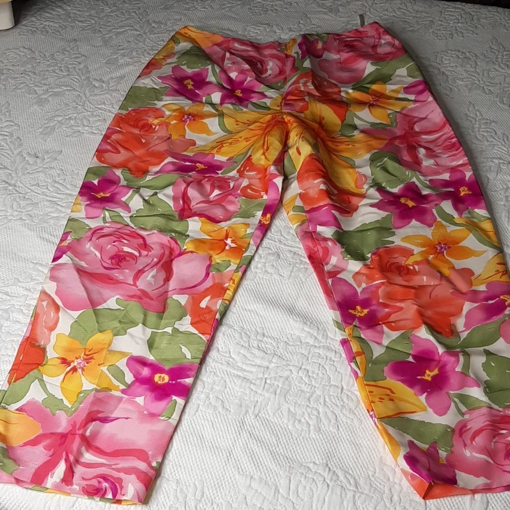 Donna Morgan Floral 100% Silk Fully Lined Capris - Picture 2 of 13
